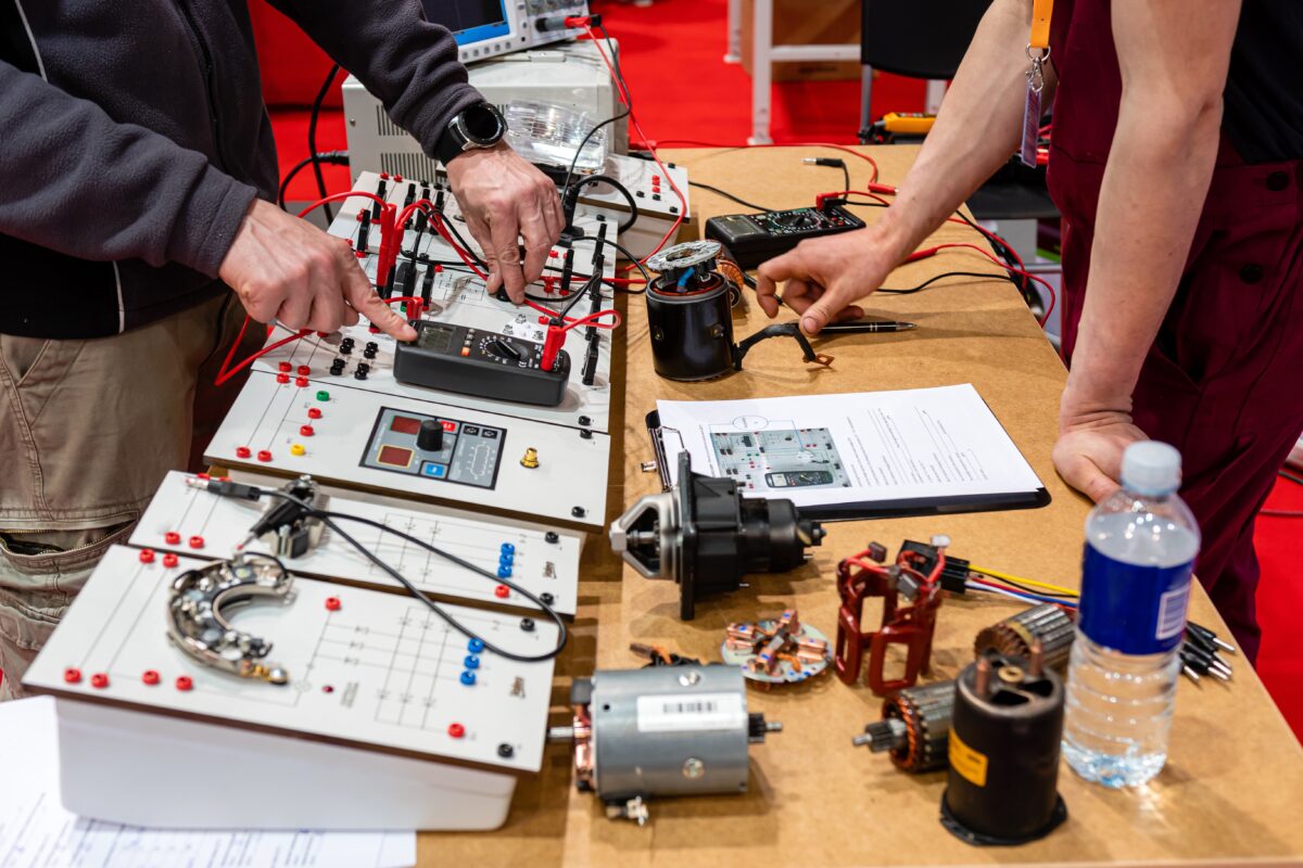 Qualification training of car electricians with electric circuit models - image